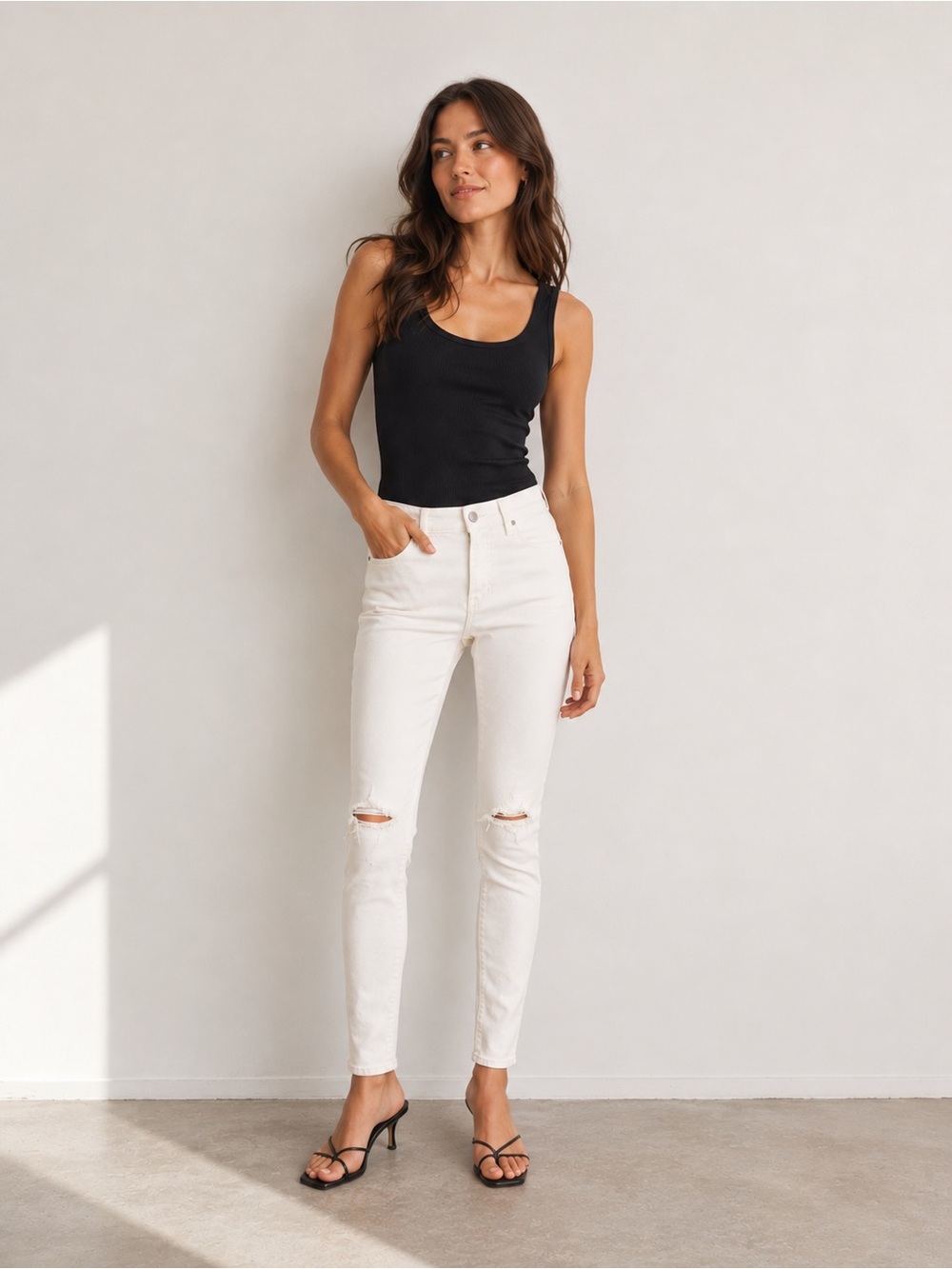 NWOT Levi’s White Skinny Jeans with Distressed Knees, Size 24